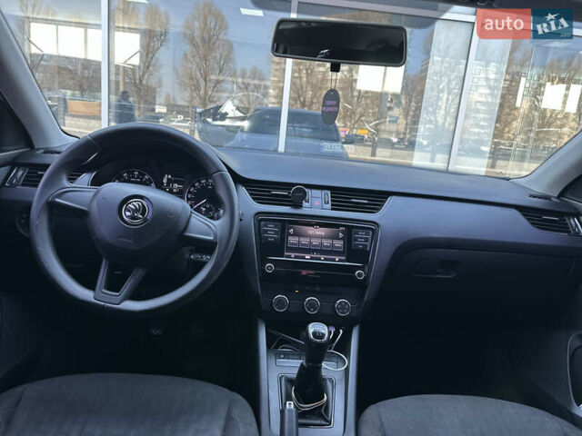Белый Шкода Октавия, объемом двигателя 1.6 л и пробегом 220 тыс. км за 12400 $, фото 15 на Automoto.ua