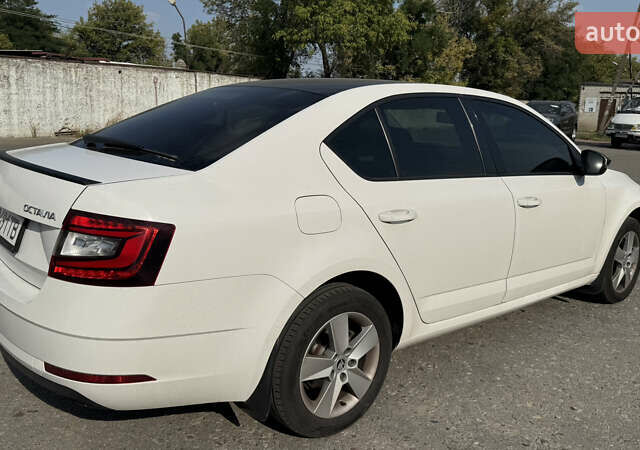 Белый Шкода Октавия, объемом двигателя 1.8 л и пробегом 150 тыс. км за 12900 $, фото 4 на Automoto.ua