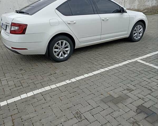Белый Шкода Октавия, объемом двигателя 1.4 л и пробегом 142 тыс. км за 12500 $, фото 1 на Automoto.ua