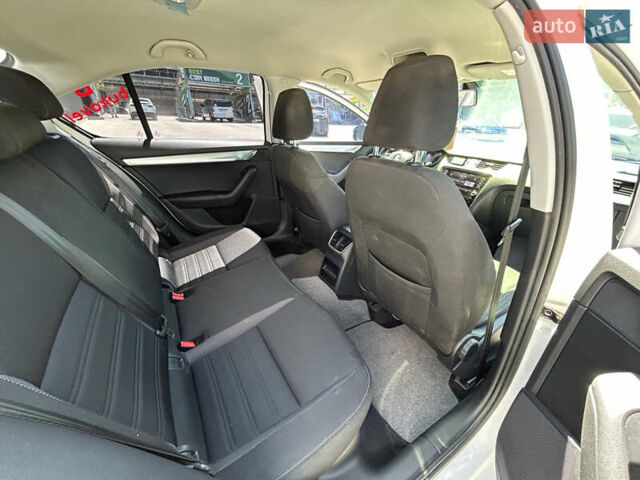 Белый Шкода Октавия, объемом двигателя 1.4 л и пробегом 170 тыс. км за 14500 $, фото 7 на Automoto.ua