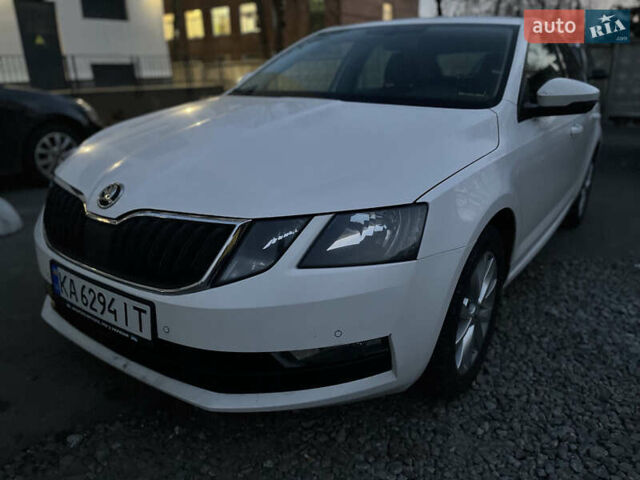 Білий Шкода Октавія, об'ємом двигуна 1.6 л та пробігом 193 тис. км за 13850 $, фото 1 на Automoto.ua