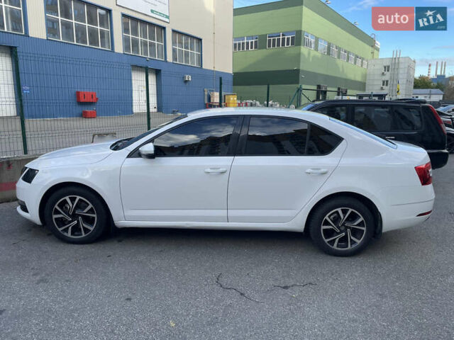 Шкода Октавія 2017 у Києві на Automoto.ua Білий Шкода Октавія, об'ємом двигуна 1.4 л та пробігом 120 тис. км за 13700 $, фото 3 на Automoto.ua