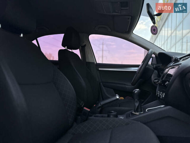 Белый Шкода Октавия, объемом двигателя 1.6 л и пробегом 220 тыс. км за 12400 $, фото 17 на Automoto.ua
