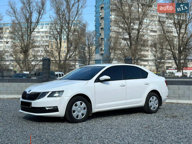 Белый Шкода Октавия, объемом двигателя 1.6 л и пробегом 220 тыс. км за 12400 $, фото 9 на Automoto.ua