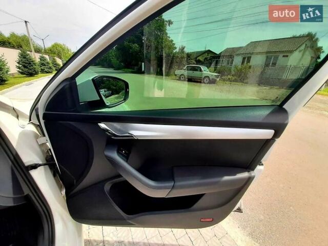 Белый Шкода Октавия, объемом двигателя 1.97 л и пробегом 215 тыс. км за 14990 $, фото 6 на Automoto.ua