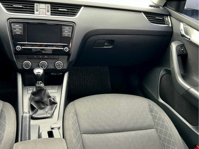 Белый Шкода Октавия, объемом двигателя 1.6 л и пробегом 280 тыс. км за 13000 $, фото 7 на Automoto.ua