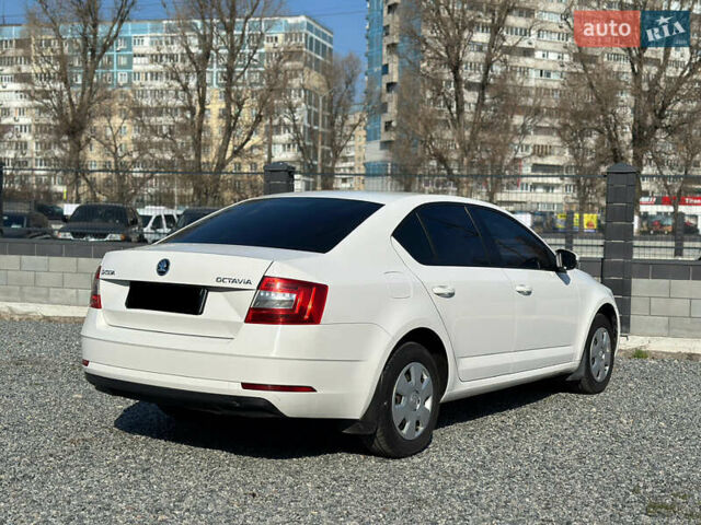 Белый Шкода Октавия, объемом двигателя 1.6 л и пробегом 220 тыс. км за 12400 $, фото 4 на Automoto.ua
