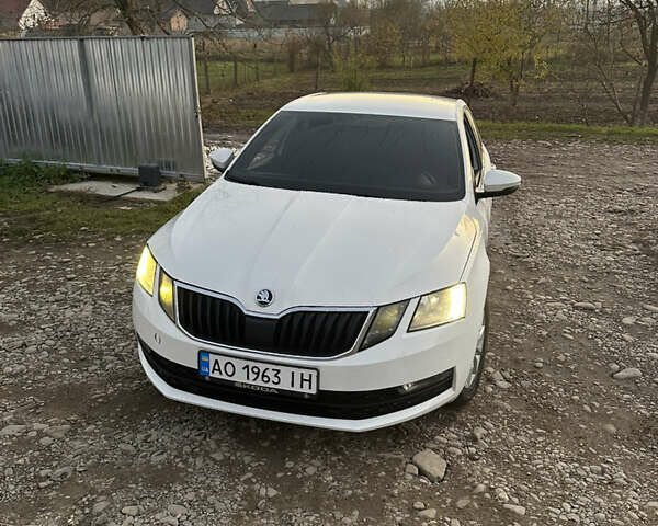 Белый Шкода Октавия, объемом двигателя 1.6 л и пробегом 320 тыс. км за 10600 $, фото 1 на Automoto.ua