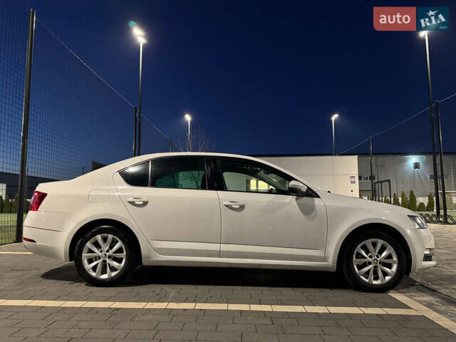 Белый Шкода Октавия, объемом двигателя 1.6 л и пробегом 247 тыс. км за 12800 $, фото 3 на Automoto.ua