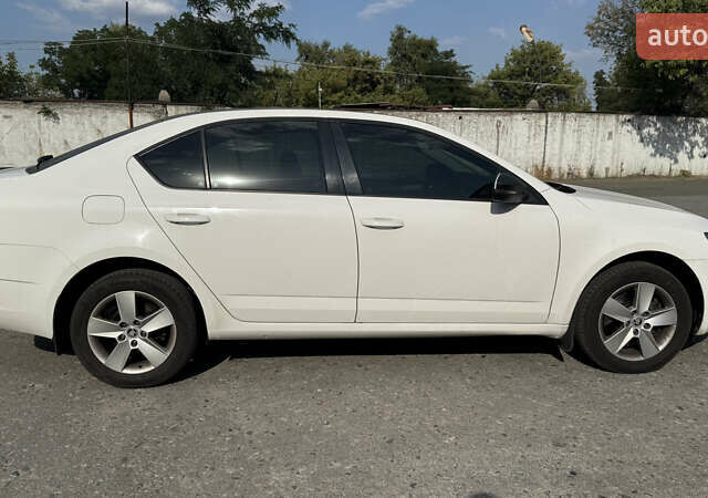 Белый Шкода Октавия, объемом двигателя 1.8 л и пробегом 150 тыс. км за 12900 $, фото 5 на Automoto.ua