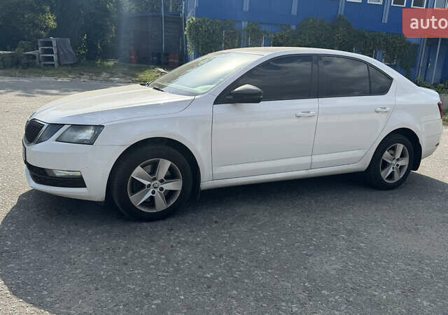 Белый Шкода Октавия, объемом двигателя 1.8 л и пробегом 150 тыс. км за 12900 $, фото 1 на Automoto.ua