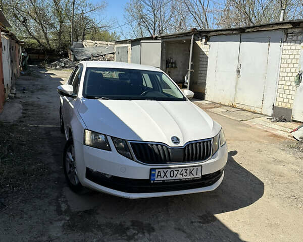 Белый Шкода Октавия, объемом двигателя 1.6 л и пробегом 311 тыс. км за 10800 $, фото 4 на Automoto.ua