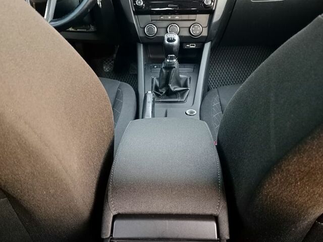 Білий Шкода Октавія, об'ємом двигуна 1.6 л та пробігом 211 тис. км за 13650 $, фото 2 на Automoto.ua