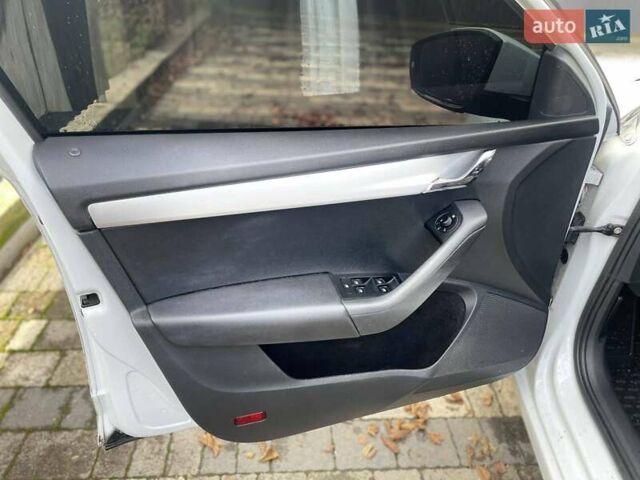 Білий Шкода Октавія, об'ємом двигуна 1.6 л та пробігом 300 тис. км за 10800 $, фото 5 на Automoto.ua