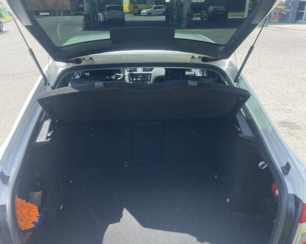 Білий Шкода Октавія, об'ємом двигуна 1.6 л та пробігом 229 тис. км за 13500 $, фото 3 на Automoto.ua