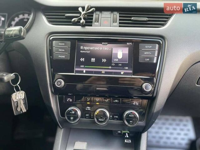 Білий Шкода Октавія, об'ємом двигуна 1.6 л та пробігом 300 тис. км за 10800 $, фото 1 на Automoto.ua