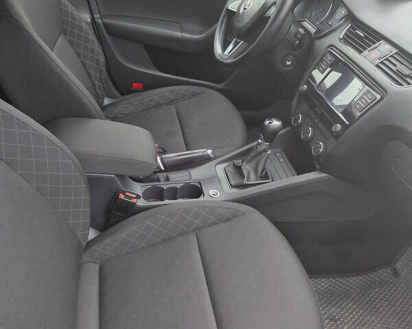 Белый Шкода Октавия, объемом двигателя 1.6 л и пробегом 364 тыс. км за 11350 $, фото 10 на Automoto.ua