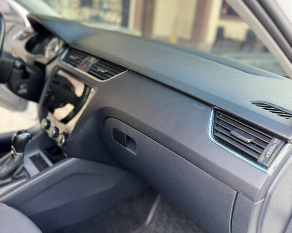 Білий Шкода Октавія, об'ємом двигуна 2 л та пробігом 302 тис. км за 15700 $, фото 16 на Automoto.ua