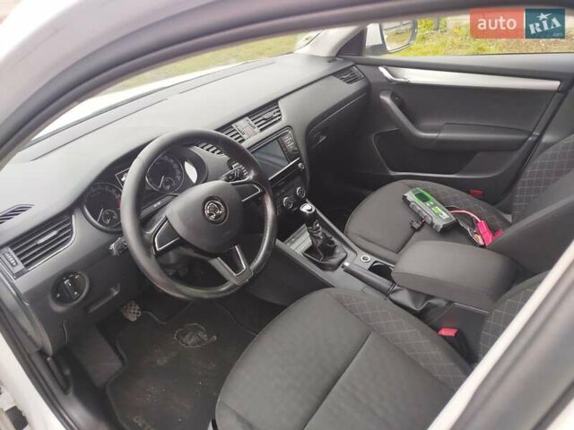 Білий Шкода Октавія, об'ємом двигуна 1.6 л та пробігом 261 тис. км за 10999 $, фото 10 на Automoto.ua