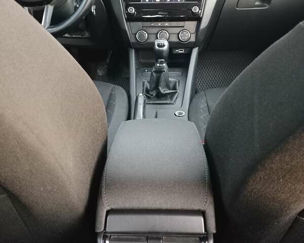 Белый Шкода Октавия, объемом двигателя 1.6 л и пробегом 366 тыс. км за 12300 $, фото 18 на Automoto.ua