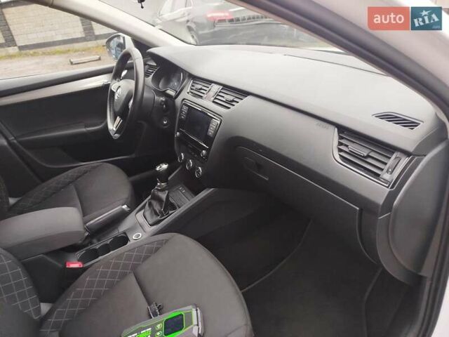 Білий Шкода Октавія, об'ємом двигуна 1.6 л та пробігом 261 тис. км за 10999 $, фото 3 на Automoto.ua