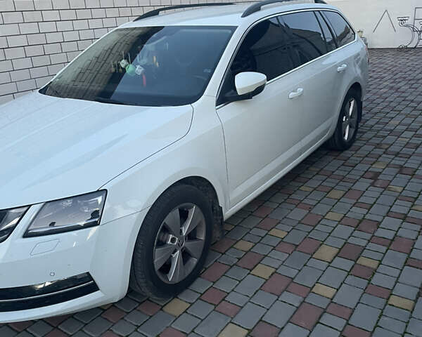 Белый Шкода Октавия, объемом двигателя 1.6 л и пробегом 196 тыс. км за 16000 $, фото 4 на Automoto.ua