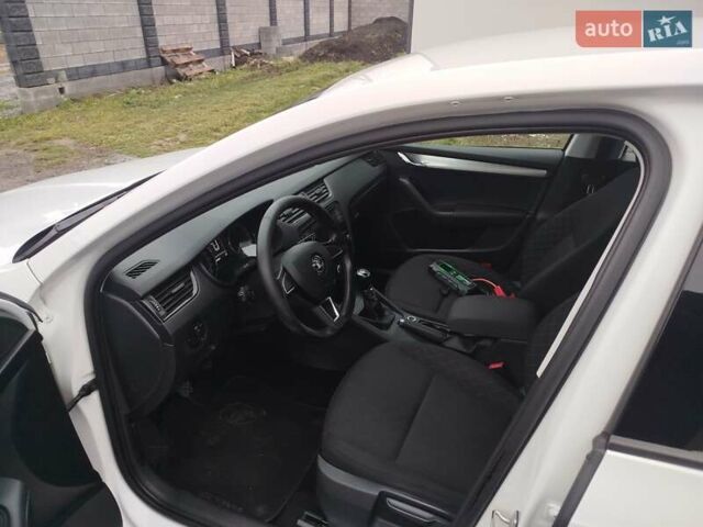 Білий Шкода Октавія, об'ємом двигуна 1.6 л та пробігом 261 тис. км за 10999 $, фото 11 на Automoto.ua