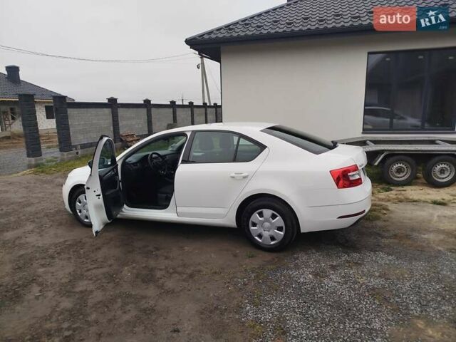 Білий Шкода Октавія, об'ємом двигуна 1.6 л та пробігом 261 тис. км за 10999 $, фото 6 на Automoto.ua