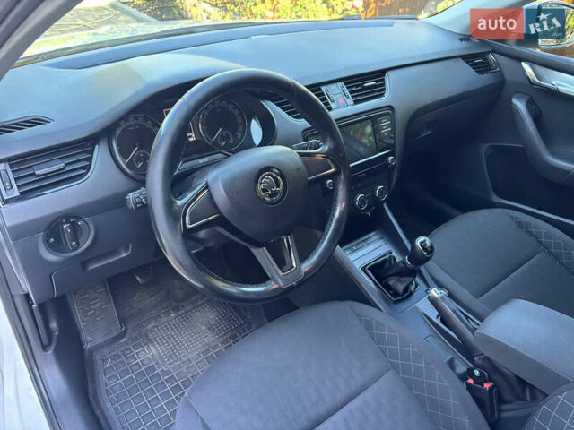 Белый Шкода Октавия, объемом двигателя 1.6 л и пробегом 230 тыс. км за 12300 $, фото 3 на Automoto.ua