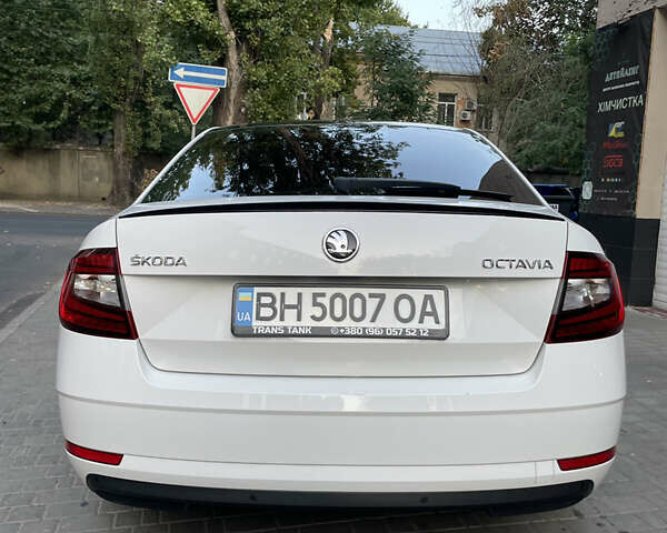 Белый Шкода Октавия, объемом двигателя 1.6 л и пробегом 220 тыс. км за 13800 $, фото 5 на Automoto.ua