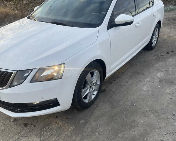 Білий Шкода Октавія, об'ємом двигуна 1.6 л та пробігом 229 тис. км за 13500 $, фото 7 на Automoto.ua