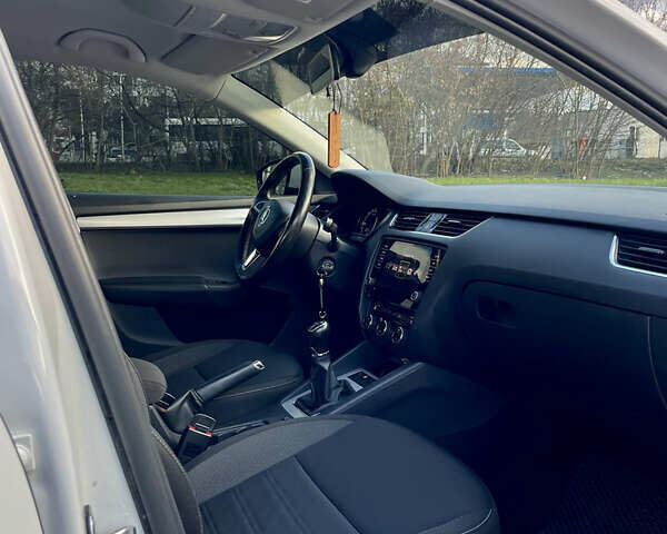 Шкода Октавия 2018 в Львове на Automoto.ua Белый Шкода Октавия, объемом двигателя 1.6 л и пробегом 335 тыс. км за 12200 $, фото 16 на Automoto.ua