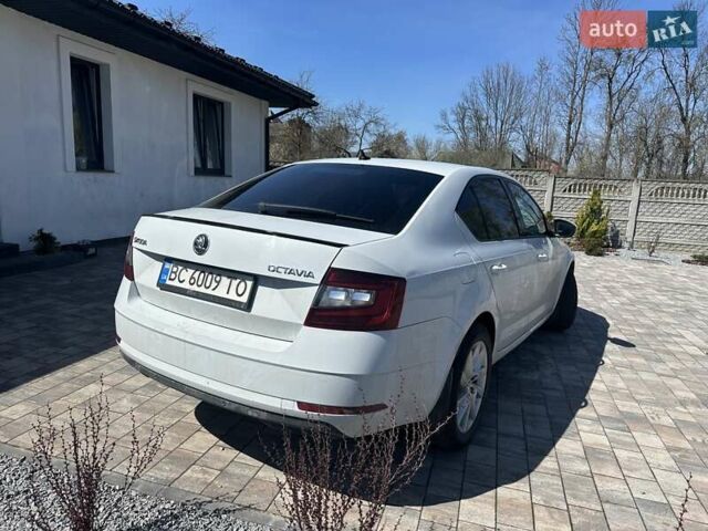 Белый Шкода Октавия, объемом двигателя 1.8 л и пробегом 230 тыс. км за 15000 $, фото 4 на Automoto.ua