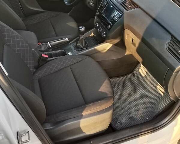 Белый Шкода Октавия, объемом двигателя 1.6 л и пробегом 366 тыс. км за 12300 $, фото 3 на Automoto.ua