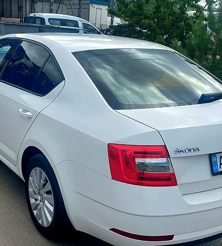 Білий Шкода Октавія, об'ємом двигуна 2 л та пробігом 0 тис. км за 12000 $, фото 1 на Automoto.ua