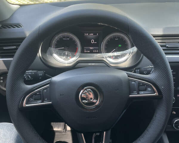 Білий Шкода Октавія, об'ємом двигуна 2 л та пробігом 245 тис. км за 16600 $, фото 21 на Automoto.ua