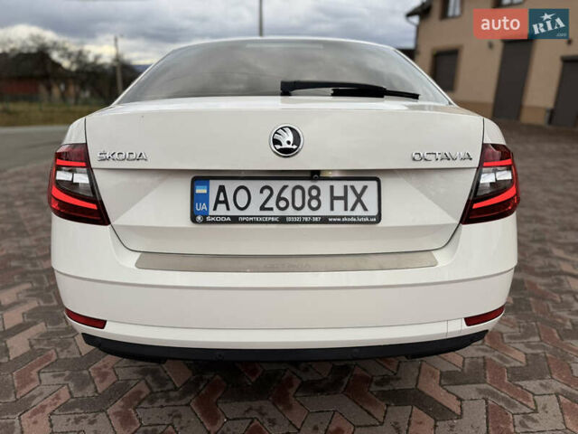 Белый Шкода Октавия, объемом двигателя 2 л и пробегом 301 тыс. км за 14700 $, фото 5 на Automoto.ua