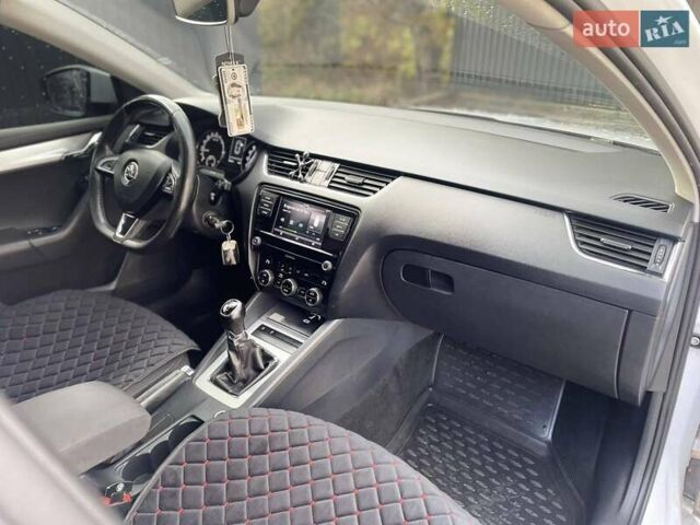 Білий Шкода Октавія, об'ємом двигуна 1.6 л та пробігом 300 тис. км за 10800 $, фото 2 на Automoto.ua