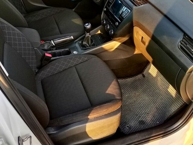 Білий Шкода Октавія, об'ємом двигуна 1.6 л та пробігом 211 тис. км за 13650 $, фото 5 на Automoto.ua