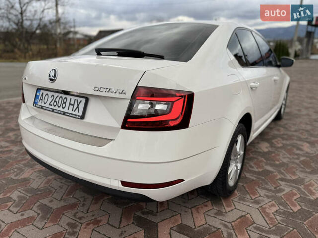 Белый Шкода Октавия, объемом двигателя 2 л и пробегом 301 тыс. км за 14700 $, фото 4 на Automoto.ua