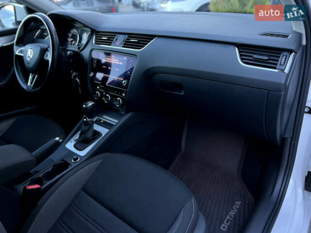 Белый Шкода Октавия, объемом двигателя 1.4 л и пробегом 127 тыс. км за 15900 $, фото 27 на Automoto.ua