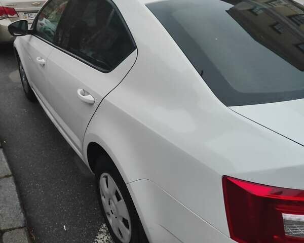 Белый Шкода Октавия, объемом двигателя 1.6 л и пробегом 209 тыс. км за 13800 $, фото 1 на Automoto.ua