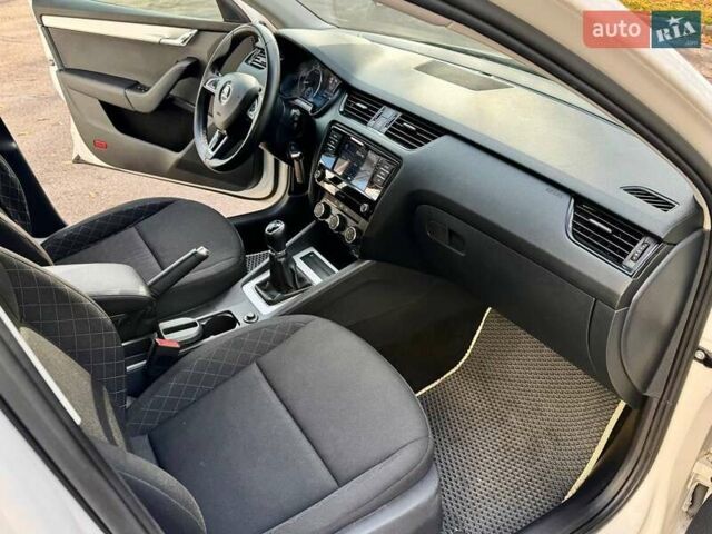 Белый Шкода Октавия, объемом двигателя 1.6 л и пробегом 62 тыс. км за 14500 $, фото 16 на Automoto.ua
