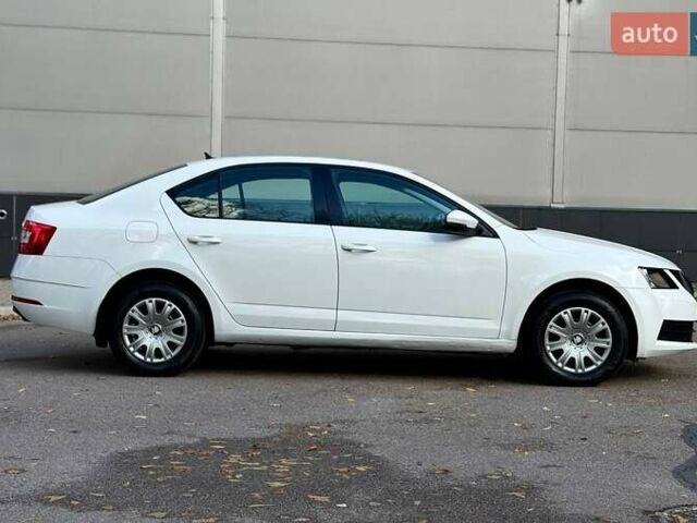 Белый Шкода Октавия, объемом двигателя 1.6 л и пробегом 62 тыс. км за 14500 $, фото 6 на Automoto.ua