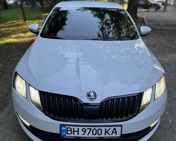 Белый Шкода Октавия, объемом двигателя 1.6 л и пробегом 141 тыс. км за 16000 $, фото 2 на Automoto.ua