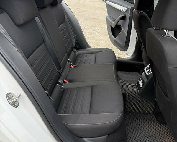 Белый Шкода Октавия, объемом двигателя 1.6 л и пробегом 64 тыс. км за 15400 $, фото 10 на Automoto.ua