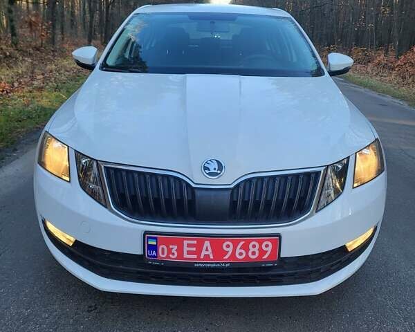 Белый Шкода Октавия, объемом двигателя 1.6 л и пробегом 220 тыс. км за 11500 $, фото 2 на Automoto.ua