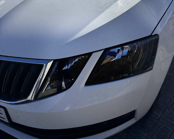 Шкода Октавия 2019 в Ивано-Франковске на Automoto.ua Белый Шкода Октавия, объемом двигателя 1.97 л и пробегом 75 тыс. км за 16750 $, фото 12 на Automoto.ua