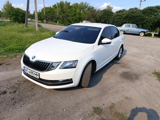 Белый Шкода Октавия, объемом двигателя 1.6 л и пробегом 330 тыс. км за 12000 $, фото 2 на Automoto.ua