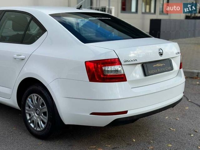 Белый Шкода Октавия, объемом двигателя 1.6 л и пробегом 62 тыс. км за 14500 $, фото 10 на Automoto.ua